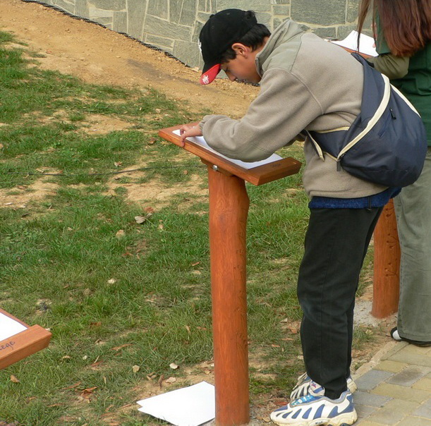 Az udvaron satírozó táblát is találhatsz